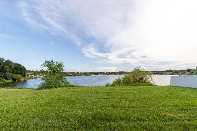 Building Photo - **Charming 4BR/2BA Pond-View Home with Boat Ramp Access – East Orlando **