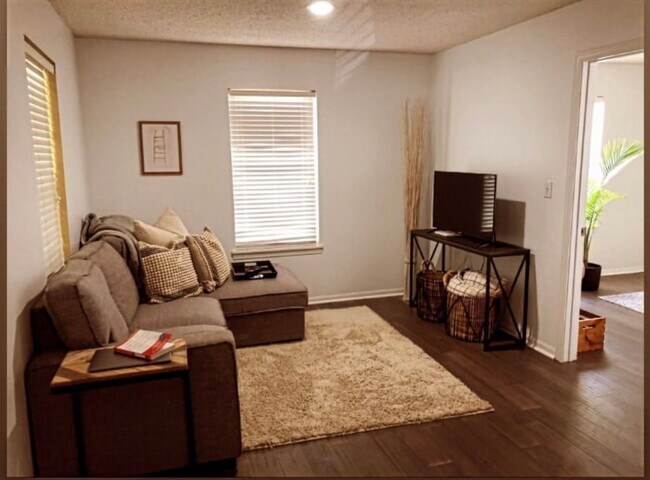 Building Photo - 21 W 78th Ter