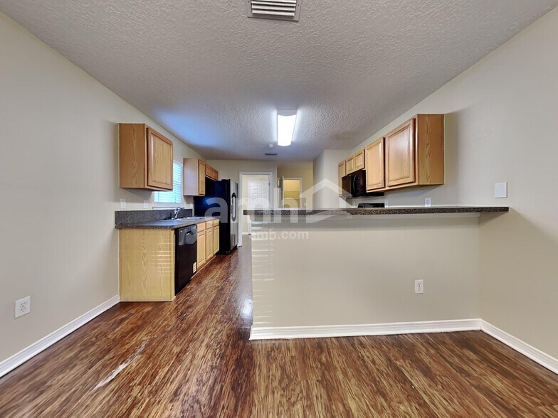 Building Photo - 7652 Vandalay Dr