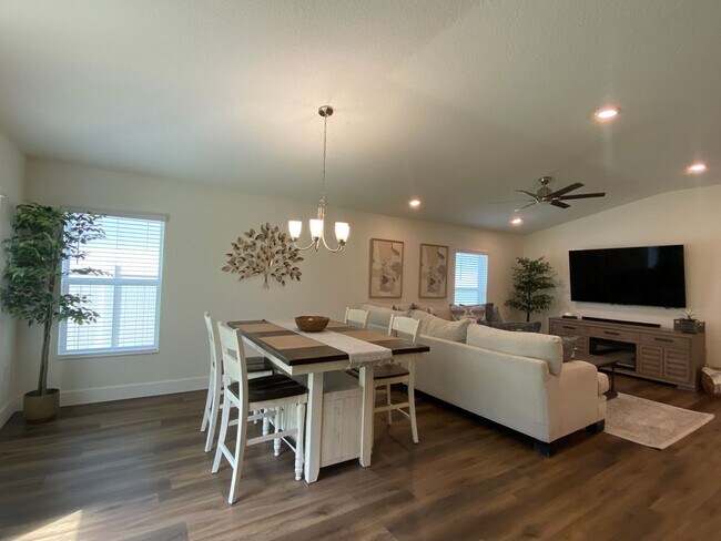 Building Photo - Spacious 4 Bed, 2 Bath Home Backing to Pre...