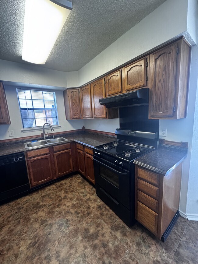 Building Photo - 1613 Bobby Lee Dr