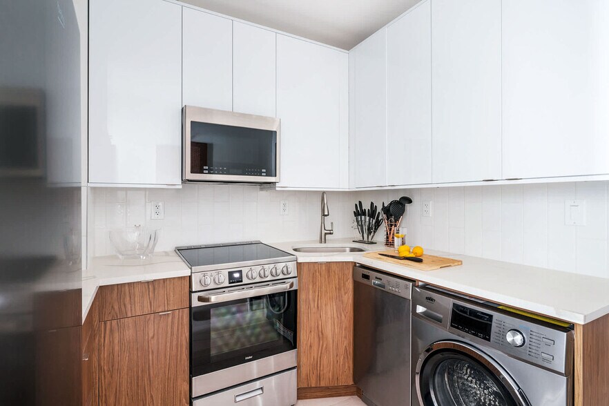 Building Photo - 501 E 83rd St