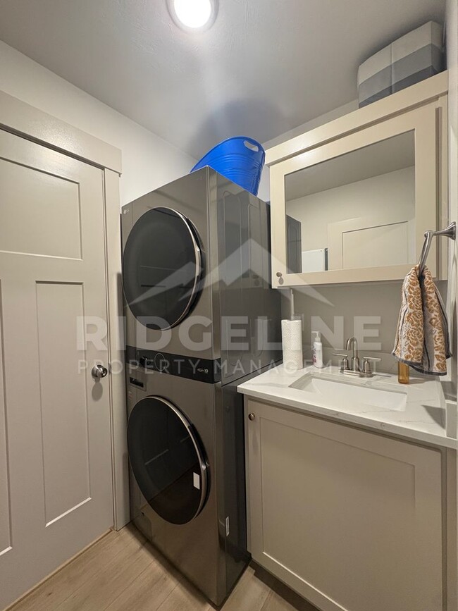 Building Photo - Fully Furnished Mid-Term Rental