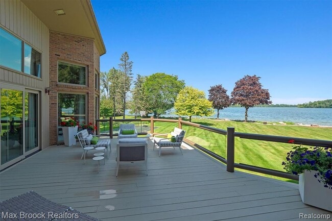 Building Photo - 3333 W Shore Dr