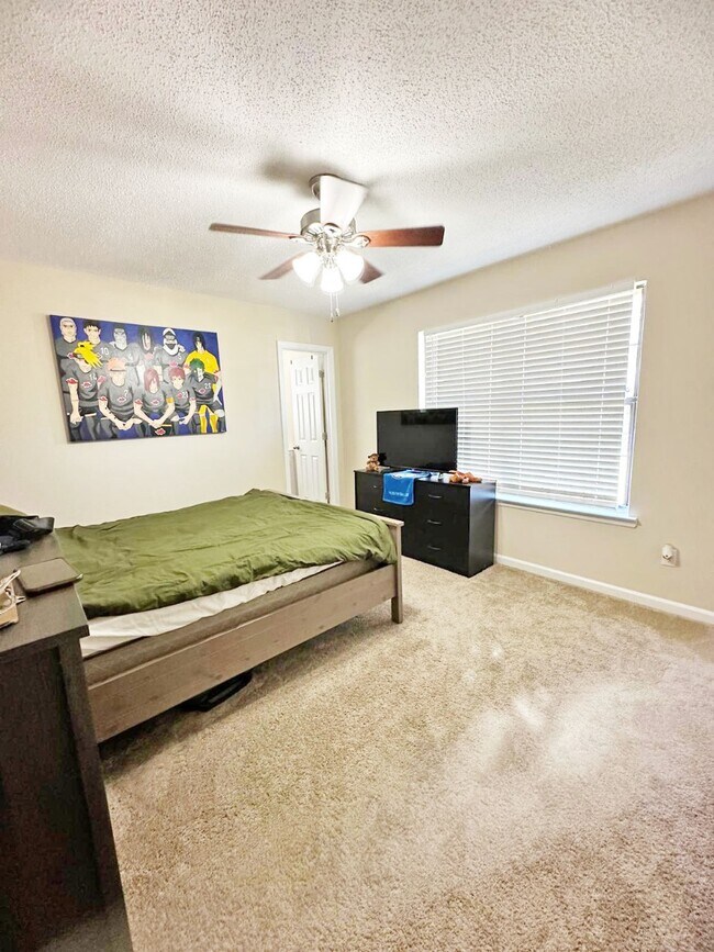 Building Photo - 1526 Woodcrest Cir