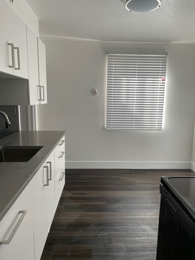 Building Photo - 250 E 600 S