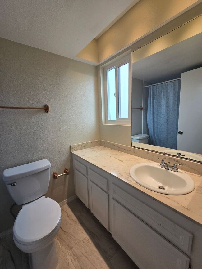 Building Photo - Spacious 2BD/2.5BA Town Home near Universi...