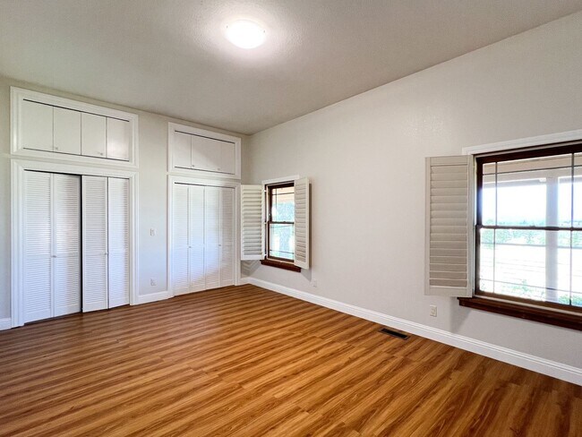 Building Photo - Charming Two Bedroom Country House with Vi...