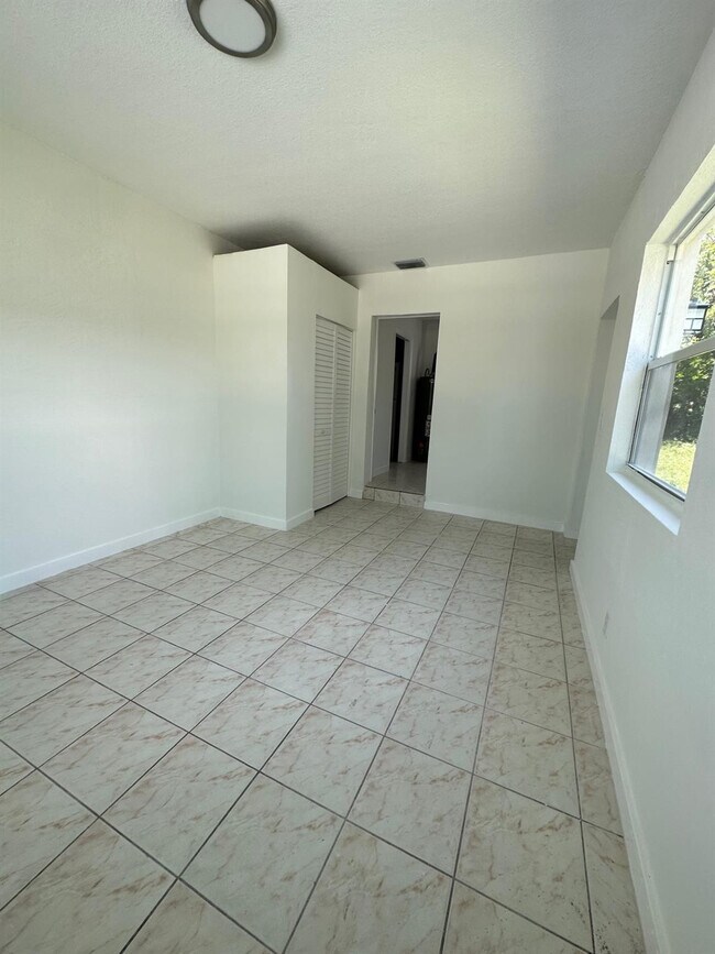 Building Photo - 4051 NE 4th Ave