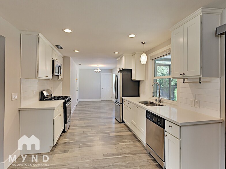 Building Photo - 2428 Drayton Dr