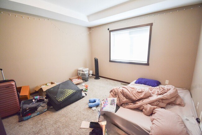 Building Photo - Beautiful and Spacious 4 Bedroom 3 Bath Av...