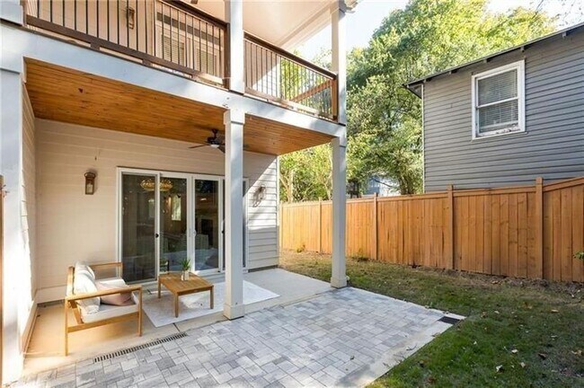 Building Photo - 722 Lakeview Ave NE