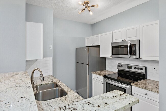 Building Photo - 560 S Sapodilla Ave