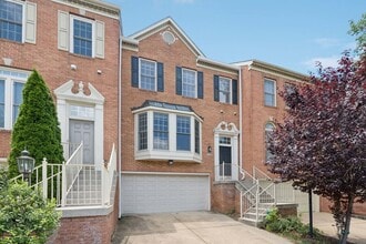Building Photo - Beautiful 3-level colonial-style town home...