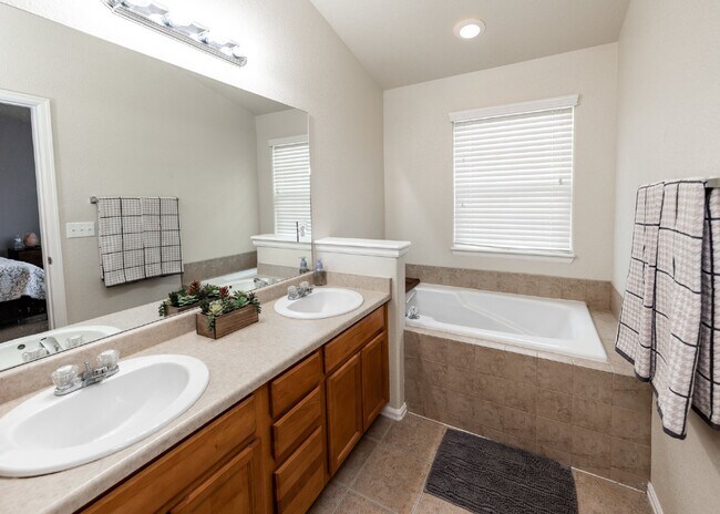 Building Photo - Spacious townhome with low maintenance.
