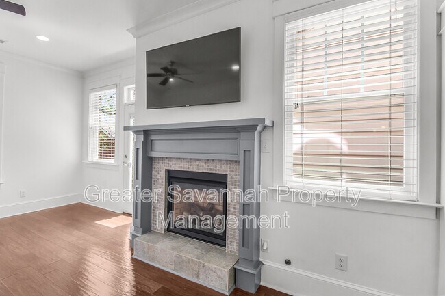 Building Photo - 419 E 54th St