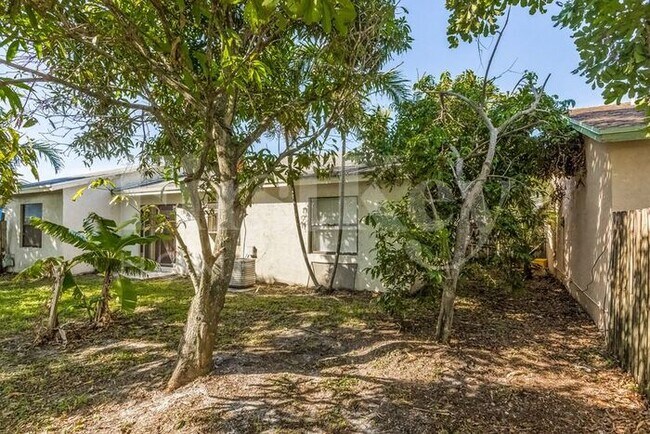 Building Photo - 5927 Ithaca Cir W