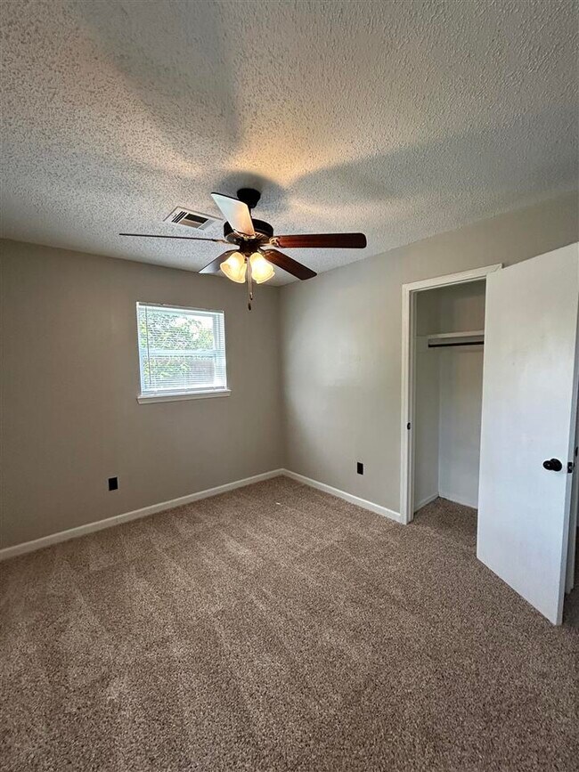 Building Photo - 6428 NW Arrowhead Dr