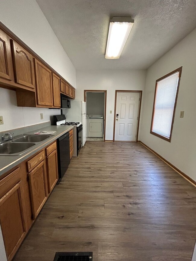 Building Photo - 638 N 8th St