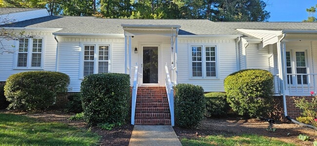 Building Photo - Darling 2br 2ba One Level Living Townhome ...