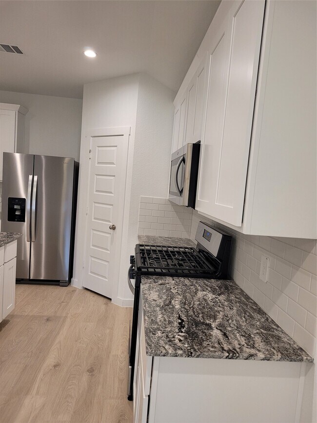 Building Photo - 4947 Oakwood Dr