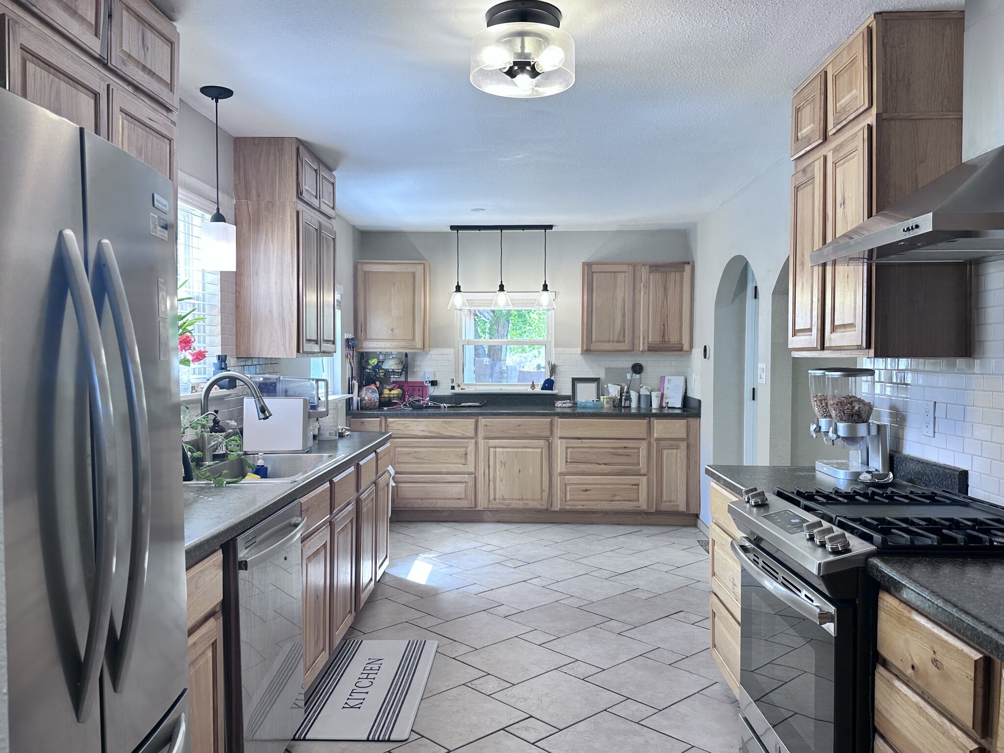 Kitchen - 588 Applewood Rd