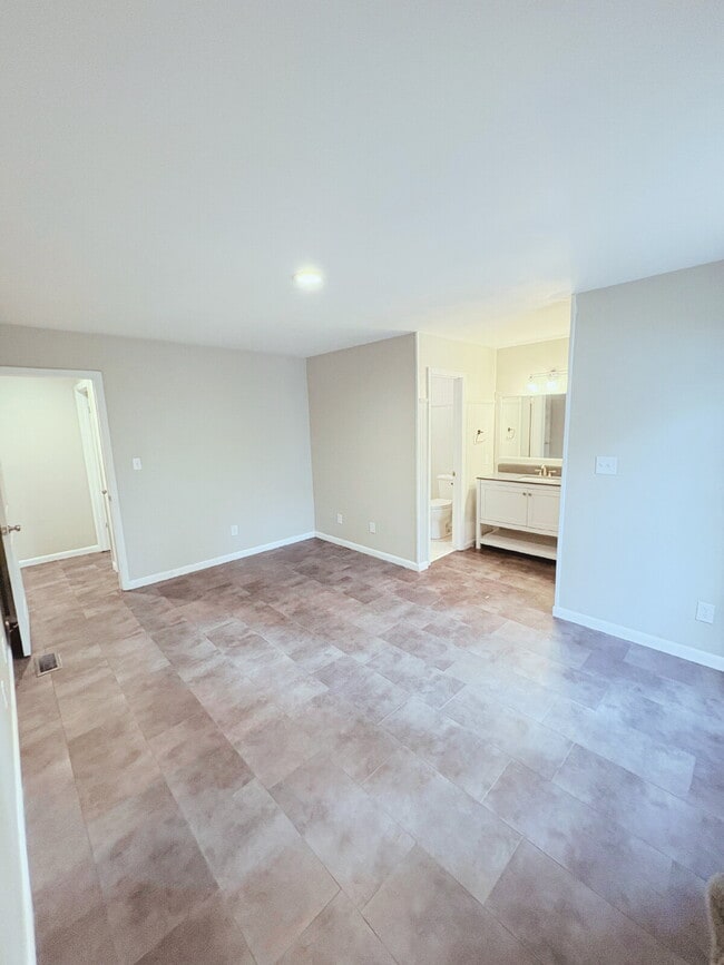 Building Photo - Open ranch home on a culdesac