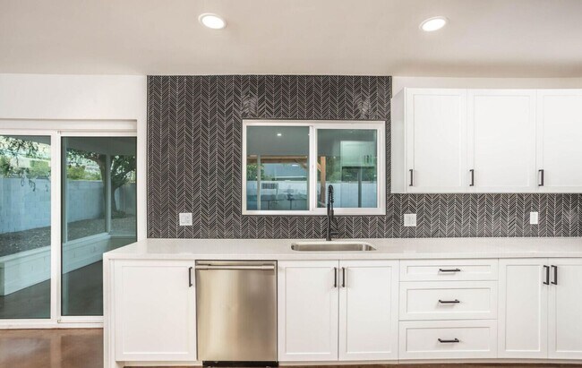 Building Photo - Biltmore District Luxury – Month-to-Month Only $4,500 (All Utilities Included!)