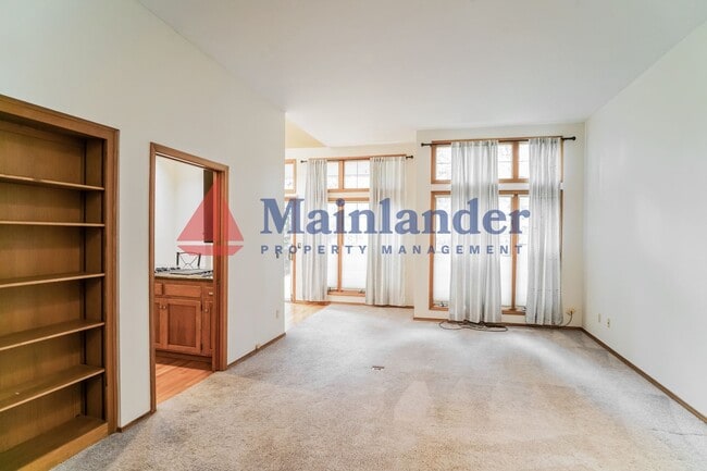 Building Photo - Amazing Attached Home in Lake Oswego is a Must See!