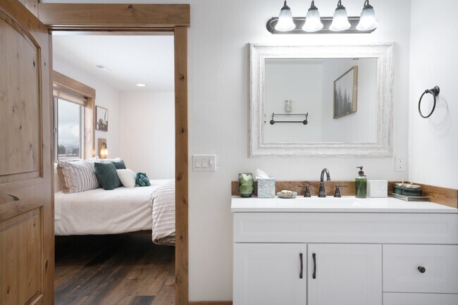 Building Photo - Avail October 1 thru May 31.  Fully furnis...