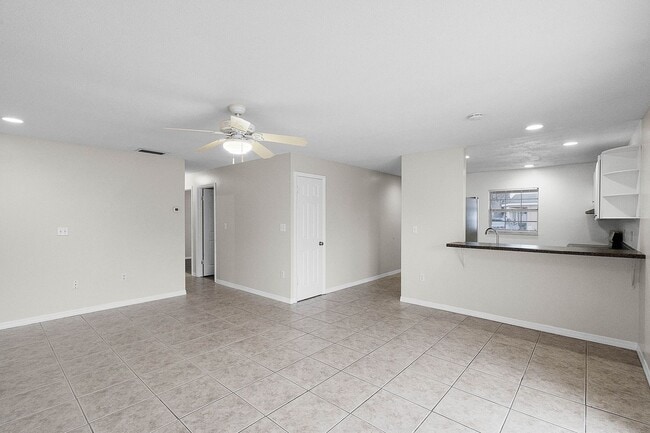 Building Photo - CONDOMINIUM FIRST FLOOR 2 BED 1 BATH, FULLY RENOVATED