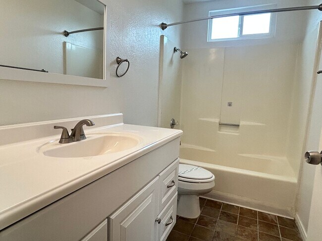 Building Photo - $$ HALF 1/2 OFF First Months RENT !!!!!! 2 bed - 2 bath unit Ready to rent!