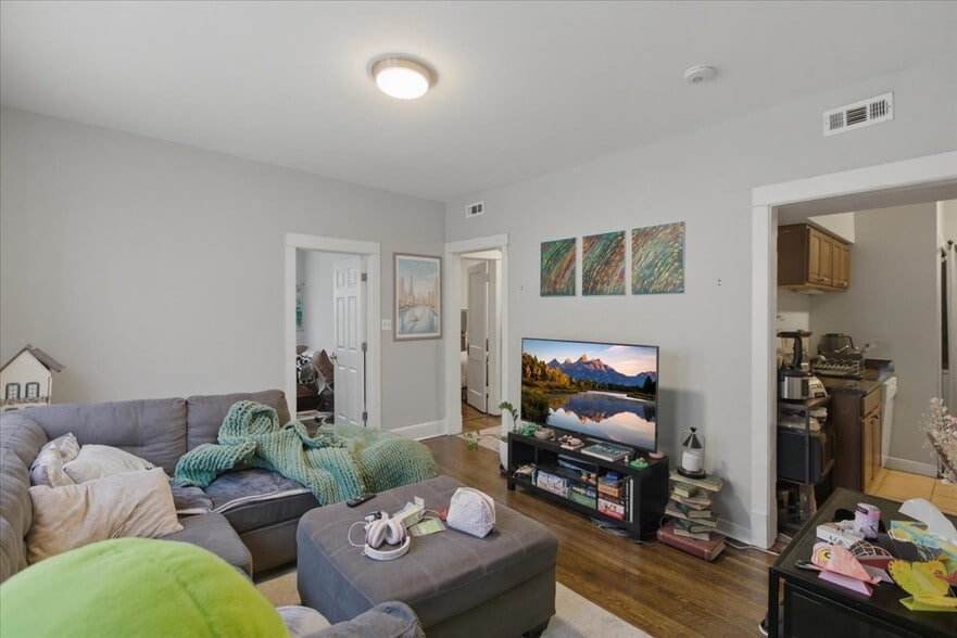 Building Photo - 4000 N Southport Ave