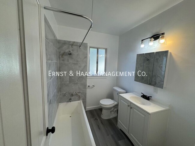 Building Photo - Cozy 1 Bedroom Apartment Located in Long B...