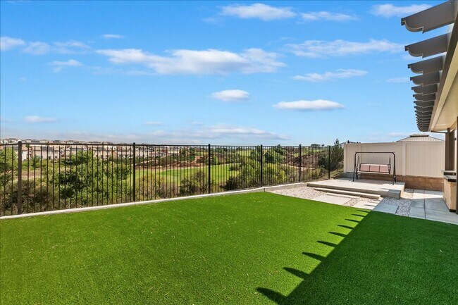 Building Photo - Charming 3-Bedroom Home on Golf Course in ...