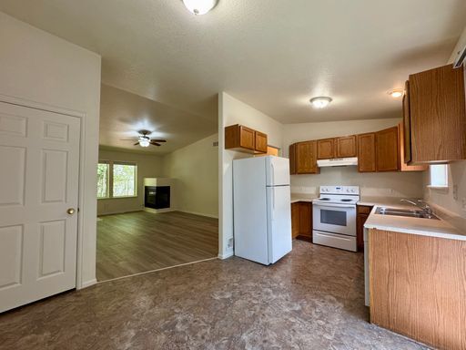 Building Photo - Fantastic 3 Bed 2 Bath Longmont Duplex! Av...