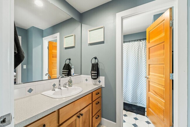 Building Photo - Exquisite Fox Island Home 3 Bedroom, 3.5 B...