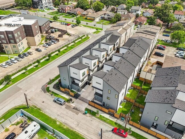 Building Photo - 2339 Eagle St