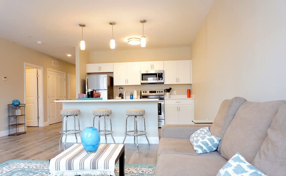 Building Photo - 140 Pearl St