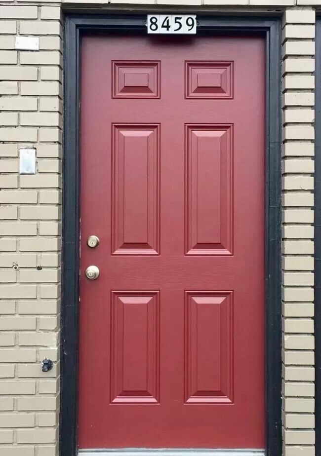 Building Photo - Spacious Top Floor One Bedroom w/ Open Flo...