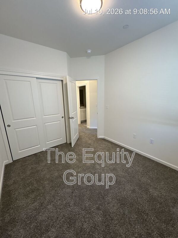 Building Photo - 725 S Pinkham St