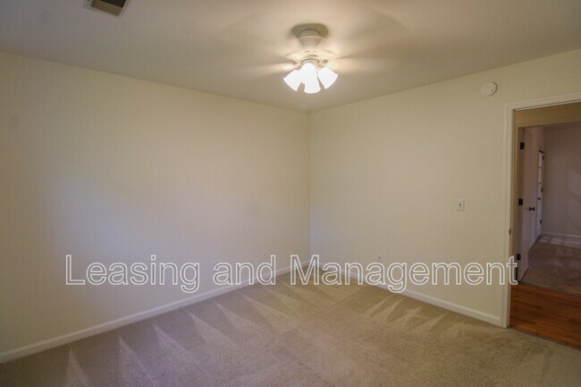 Building Photo - 1240 Llewellyn Rd