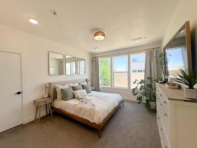 Building Photo - 5741 S Russet Sun Dr