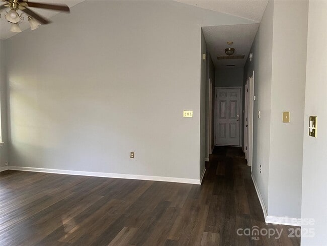 Building Photo - 6002 Kenmore Ln