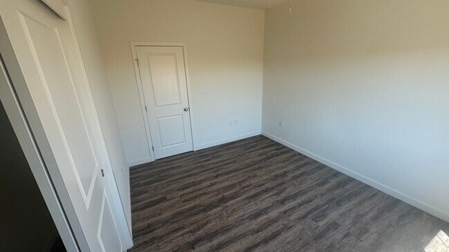 Building Photo - Coyote Run Duplexes 9004
