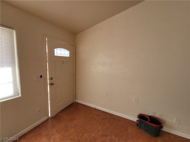 Building Photo - 4928 E Monroe Ave