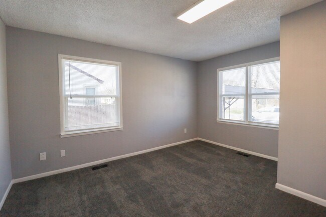 Building Photo - AVAILABLE NOW | VOUCHERS WELCOMED | 4 Bed | 2 Bath | West Tulsa