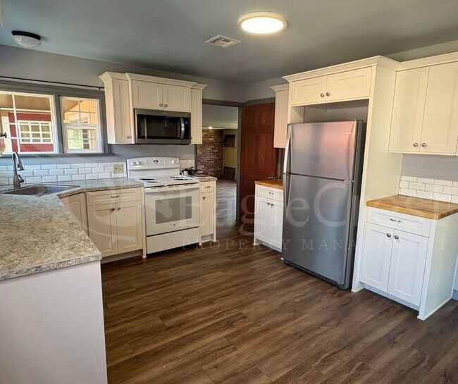 Building Photo - Two Bedroom House with Bonus Room Located ...