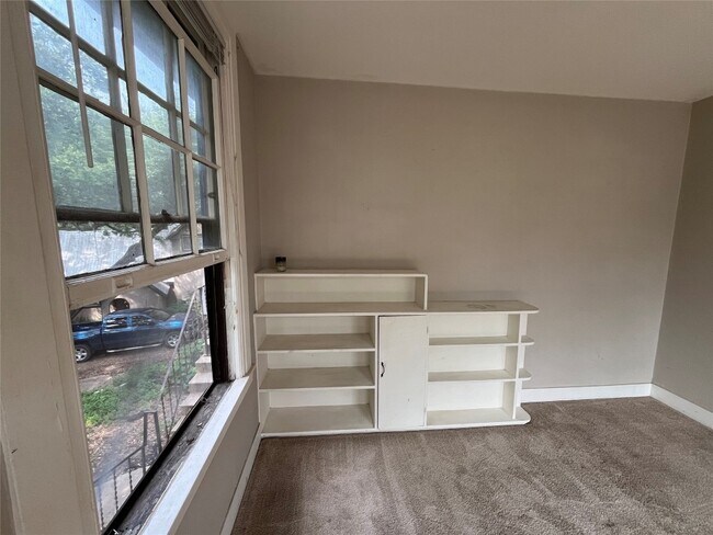 Building Photo - 1403 Drake Ave