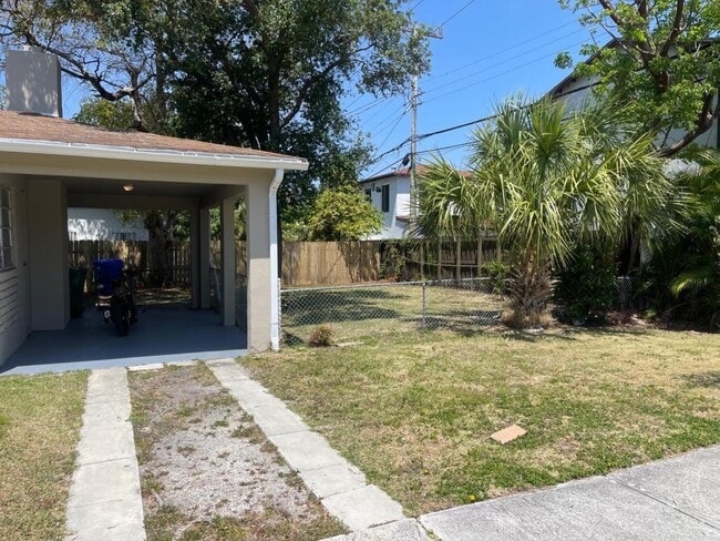 Building Photo - 8000 NE 8th Ct